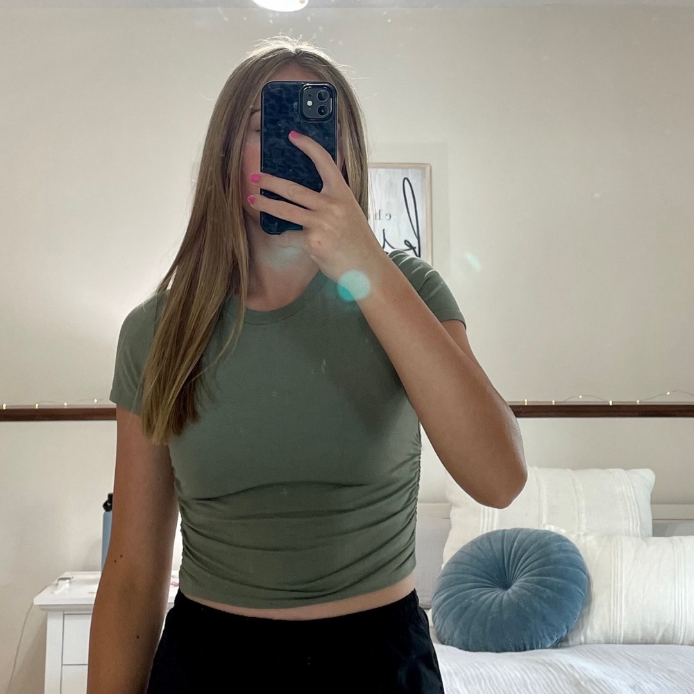 buckle cropped and ruched shirt